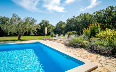 Tommy: Acqua, Nube, Cielo, Pianta, Giorno, Risorse Idriche, Proprietà, Blu, Piscina, Natura