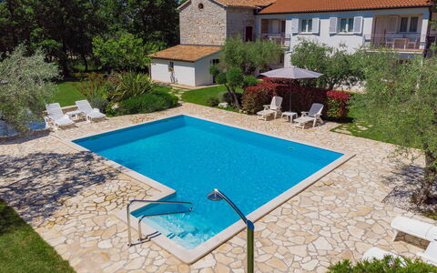 Tommy: Costruzione, Pianta, Acqua, Finestra, Piscina, Sedia, Casa, Azzurro, Blu, Rettangolo