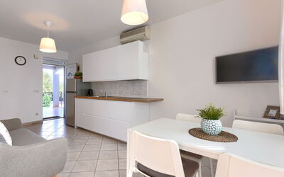 Fiore 201.2: Mobilia, Tavolo, Sedia, Interior Design, Pianta Della Casa, Costruzione, Pavimento, Pavimentazione, Soggiorno
