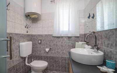 Fiore 201.1: Specchio, Rubinetto, Lavello, Proprietà, Idraulico Fixture, Fotografia, Lavandino Del Bagno, Costruzione, Viola, Bagno