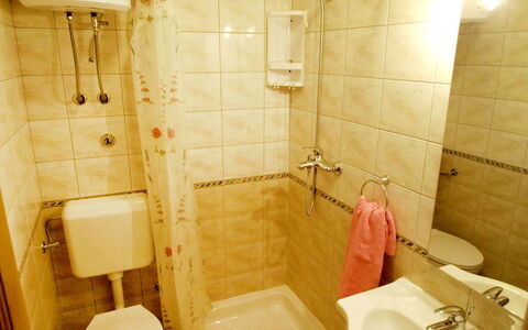 Marko: Bagno, Camera, Proprietà, Idraulico Fixture, Piastrella, Parete, Interior Design, Pavimento, Bagno Accessorio, Architettura