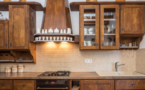 Villa Dalmatica Moderna: Cabinetry, Controsoffitto, Cucina, Mobilia, Camera, Proprietà, Credenza, Color Legno, Piastrella, Interior Design