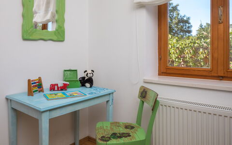 Villa Dalmatica Moderna: Camera, Mobilia, Proprietà, Verde, Interior Design, Turchese, Casa, Tavolo, Scrivania, Mensola