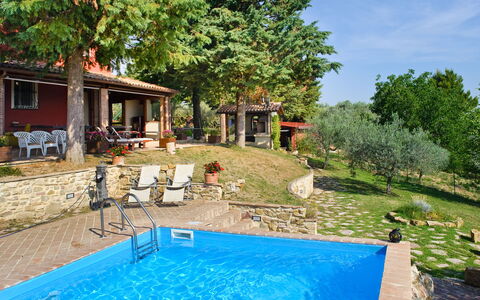 Agriturismo la Casetta di Chiara: Acqua, Pianta, Costruzione, Proprietà, Cielo, Piscina, Finestra, Azzurro, Sedia, Albero