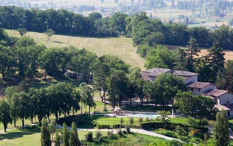 Villa Gubbio: Paesaggio Naturale, Albero, Hill Station, Zona Residenziale, Paesaggio, Cielo, Area Rurale, Erba, Estate, Collina