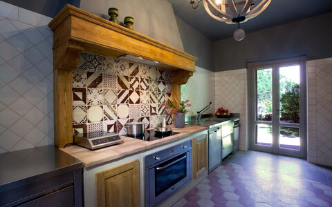 Villa Gubbio: Controsoffitto, Proprietà, Camera, Piastrella, Cucina, Costruzione, Interior Design, Cabinetry, Mobilia, Pavimento
