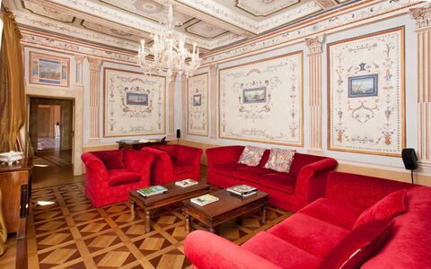 Villa Gubbio: Camera, Proprietà, Interior Design, Mobilia, Rosso, Costruzione, Soggiorno, Soffitto, Suite, Casa