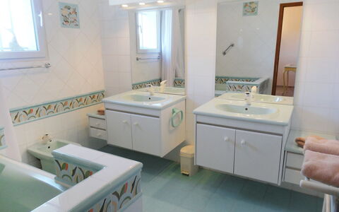 Le Bouloulou: Bagno, Proprietà, Camera, Vasca Da Bagno, Interior Design, Casa, Pavimento, Costruzione, Lavello, Immobiliare