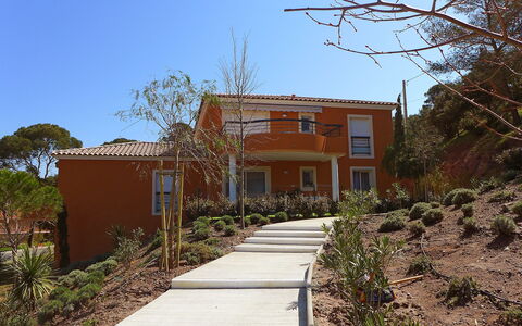 Résidence Cap Marine: Proprietà, Casa, Casa, Zona Residenziale, Immobiliare, Architettura, Giorno, Costruzione, Albero, Quartiere