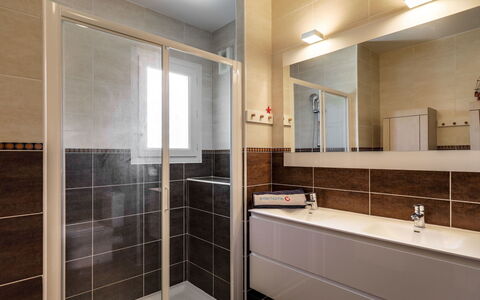 Résidence Cap Marine: Bagno, Proprietà, Camera, Piastrella, Interior Design, Costruzione, Mobilia, Architettura, Immobiliare, Pavimento