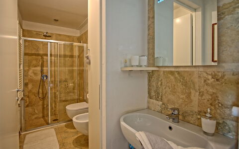 Capannino: Bagno, Camera, Proprietà, Piastrella, Vasca Da Bagno, Interior Design, Costruzione, Idraulico Fixture, Immobiliare, Casa