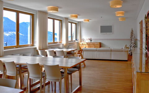 Laterns 100: Proprietà, Mobilia, Finestra, Tavolo, Legna, Interior Design, Pavimento, Divano, Shade, Immobiliare