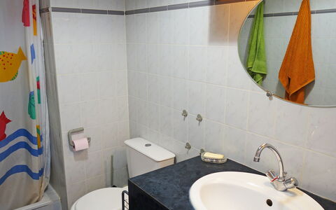 Artimon: Bagno, Camera, Proprietà, Lavandino Del Bagno, Gabinetto, Interior Design, Piastrella, Idraulico Fixture, Toilet Seat, Casa