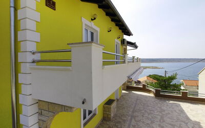Novigrad (Zadar) 126: Pianta, Costruzione, Proprietà, Cielo, Finestra, Shade, Legna, Casa, Giallo, Acqua