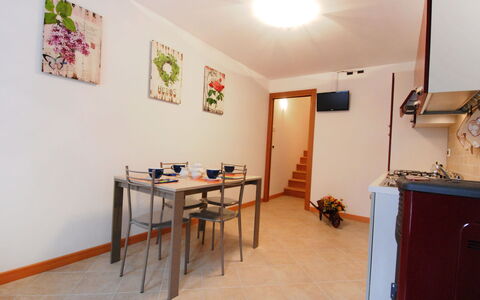 Albergo Diffuso - Cjasa Marisa: Tavolo, Proprietà, Mobilia, Cornice, Cabinetry, Interior Design, Illuminazione, Legna, Costruzione, Sedia