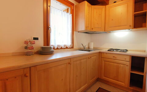 Albergo Diffuso - Cjasa Paron Cilli: Cabinetry, Controsoffitto, Mobilia, Camera, Cucina, Proprietà, Costruzione, Lavello, Interior Design, Credenza