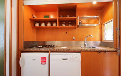 Al Pino 60 400.3: Camera, Cabinetry, Proprietà, Cucina, Mobilia, Arancia, Controsoffitto, Credenza, Interior Design, Costruzione