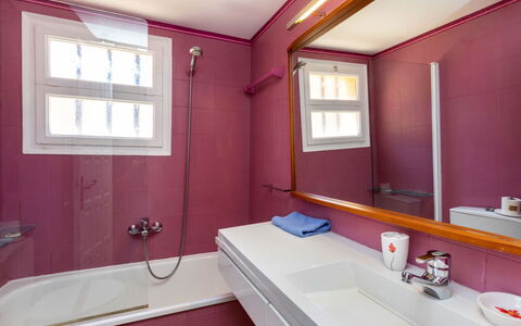 Bella Vista: Rubinetto, Proprietà, Idraulico Fixture, Finestra, Vasca Da Bagno, Lavandino Del Bagno, Costruzione, Lavello, Mobiletto Del Bagno, Viola