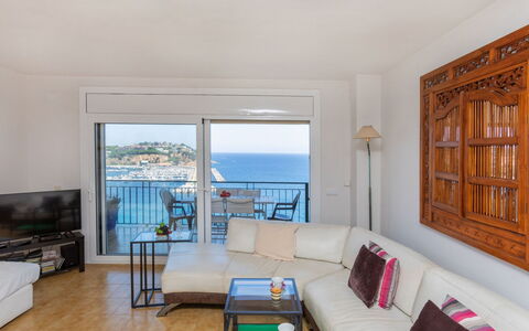 Bella Vista: Divano, Mobilia, Tavolo, Azzurro, Comfort, Interior Design, Costruzione, Legna, Architettura, Divano Letto