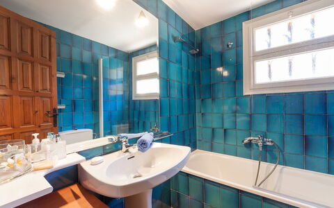 Bella Vista: Bagno, Camera, Proprietà, Turchese, Interior Design, Costruzione, Architettura, Piastrella, Casa, Immobiliare