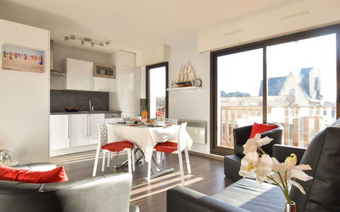 Baccara: Tavolo, Mobilia, Costruzione, Divano, Sedia, Soggiorno, Interior Design, Comfort, Pianta Della Casa, Pavimento