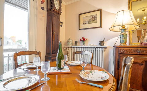 Cardella: Tavolo, Mobilia, Cornice, Proprietà, Tavola, Dishware, Sedia, Illuminazione, Legna, Piatto