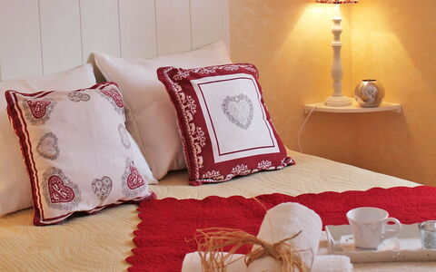 Le Clos des Sapins: Cuscino, Cuscino, Camera Da Letto, Bedding, Lenzuolo, Mobilia, Camera, Lancia Cuscino, Rosso, Letto