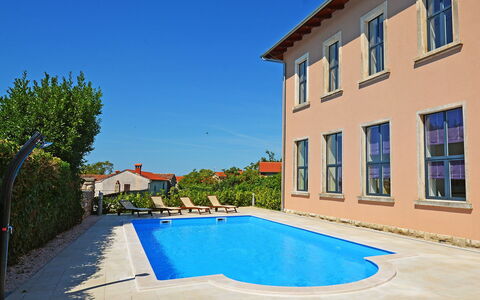 Old School House: Acqua, Costruzione, Cielo, Finestra, Pianta, Azzurro, Piscina, Shade, Albero, Tempo Libero