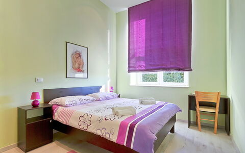 Old School House: Camera Da Letto, Letto, Mobilia, Camera, Lenzuolo, Proprietà, Interior Design, Telaio Del Letto, Rosa, Materasso
