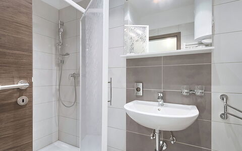 Old School House: Specchio, Idraulico Fixture, Rubinetto, Lavello, Lavandino Del Bagno, Proprietà, Costruzione, Bagno, Interior Design