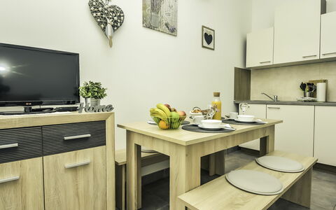 Karlobag 103: Mobilia, Proprietà, Tavolo, Controsoffitto, Cabinetry, Costruzione, Cucina, Cornice, Interior Design