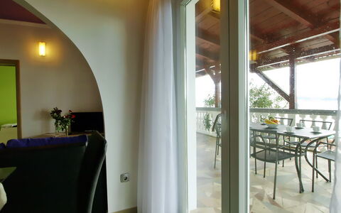 Maslenica 100: Proprietà, Camera, Costruzione, Soffitto, Interior Design, Giallo, Parete, Casa, Mobilia, Immobiliare