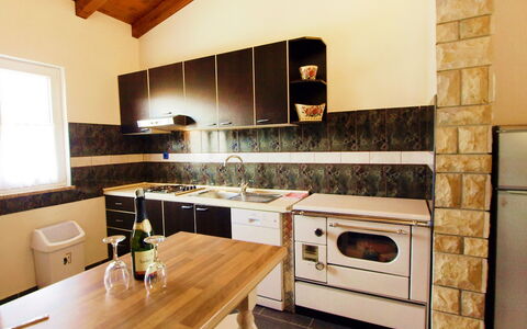 Villa Ana: Controsoffitto, Camera, Proprietà, Cucina, Cucina Stufa, Cabinetry, Mobilia, Interior Design, Costruzione, Casa