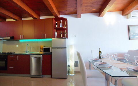Villa Sandra: Camera, Costruzione, Proprietà, Soffitto, Controsoffitto, Interior Design, Cucina, Mobilia, Casa, Cabinetry