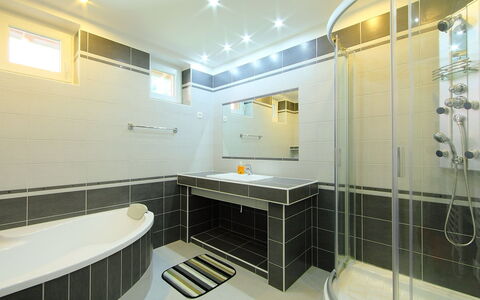 Sunshine: Bagno, Camera, Proprietà, Interior Design, Costruzione, Giallo, Architettura, Soffitto, Mobilia, Piastrella