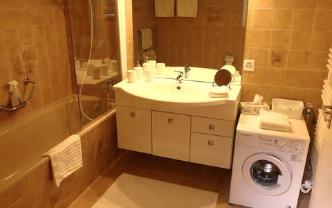 Chalet Jrene: Lavanderia, Specchio, Rubinetto, Lavello, Idraulico Fixture, Lavandino Del Bagno, Lavatrice, Asciugatrice, Mobiletto Del Bagno, Bagno