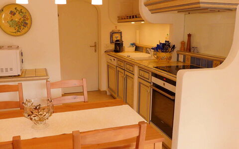 Chalet Jrene: Mobilia, Tavolo, Cabinetry, Legna, Scrivania, Interior Design, Sedia, Cucina, Pavimento, Soggiorno