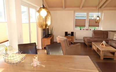 Dagebüll 100: Tavolo, Mobilia, Proprietà, Divano, Finestra, Costruzione, Legna, Interior Design, Pavimentazione, Pavimento