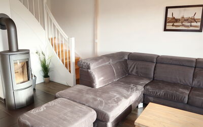 Dagebüll 200: Mobilia, Proprietà, Divano, Cornice, Costruzione, Interior Design, Legna, Comfort, Parete, Pavimento
