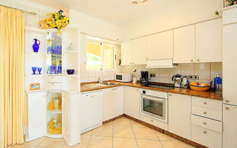 Bombilla: Camera, Proprietà, Cucina, Cabinetry, Mobilia, Giallo, Immobiliare, Interior Design, Costruzione, Controsoffitto