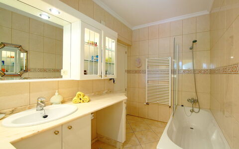 Bombilla: Bagno, Camera, Proprietà, Immobiliare, Interior Design, Rubinetto, Idraulico Fixture, Costruzione, Mobilia, Lavello