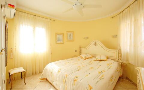 Bombilla: Camera Da Letto, Letto, Mobilia, Camera, Lenzuolo, Proprietà, Bedding, Telaio Del Letto, Interior Design, Parete