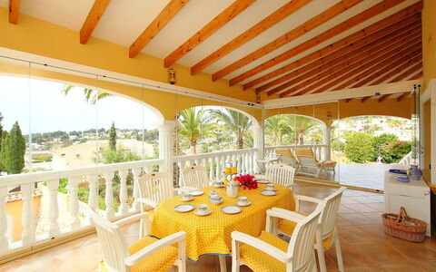 Bombilla: Proprietà, Costruzione, Camera, Immobiliare, Casa, Villa, Mobilia, Estate, Tavolo, Interior Design