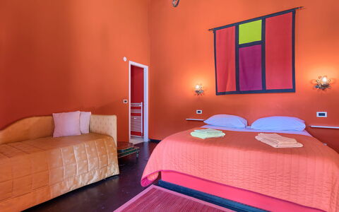 Moira: Camera Da Letto, Camera, Letto, Mobilia, Lenzuolo, Proprietà, Interior Design, Telaio Del Letto, Parete, Rosa