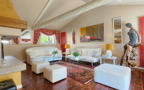Moira: Mobilia, Proprietà, Divano, Tavolo, Comfort, Costruzione, Decorazione, Interior Design, Lampada, Architettura