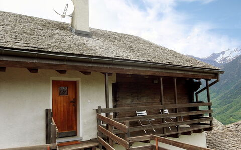 Mona: Proprietà, Casa, Tetto, Costruzione, Villetta, Cielo, Casa, Montagna, Camera, Architettura