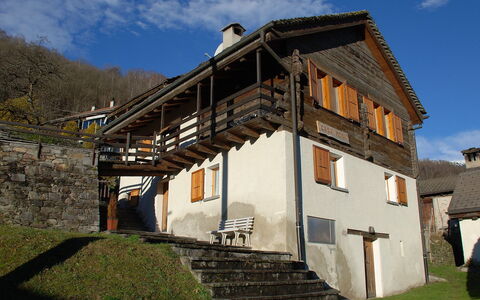 Mona: Proprietà, Casa, Cielo, Costruzione, Architettura, Villaggio, Area Rurale, Casa, Montagna, Catena Montuosa