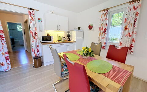 Triberg 100: Mobilia, Pavimentazione, Interior Design, Pavimento, Sedia, Appartamento, Cucina & Sala Da Pranzo Tavolo, Sala Da Pranzo, Pavimento In Legno, Pianta Della Casa