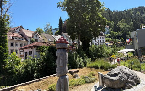 Triberg 100: Arbusto, Spazio Pubblico, Primavera, Tempo Libero, Giardino, Vacanza, Landscaping, Banco, Passerella