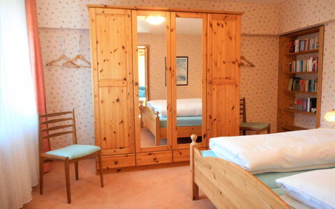 Triberg 100: Camera, Mobilia, Letto, Proprietà, Camera Da Letto, Parete, Interior Design, Costruzione, Casa, Pavimento